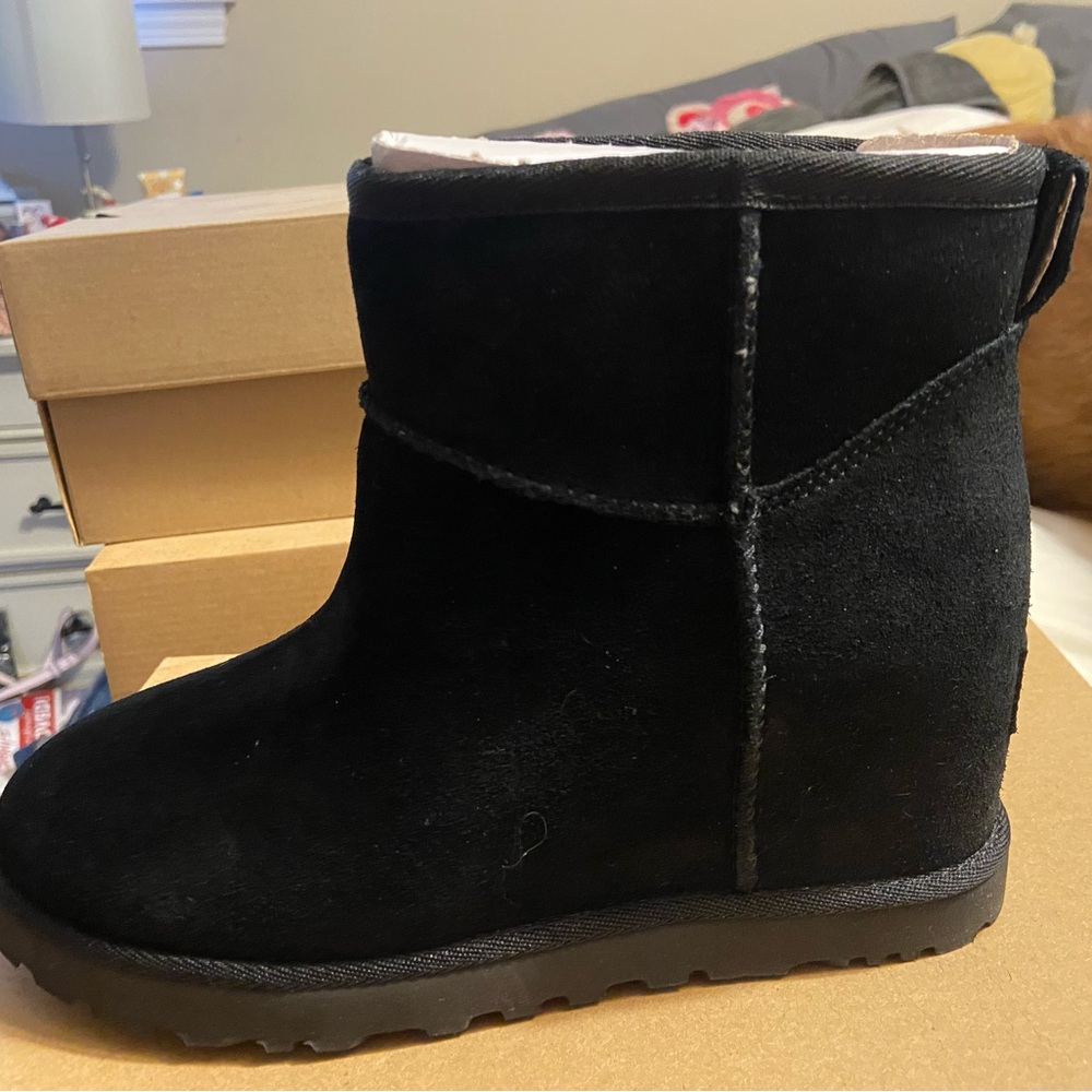 UGG Classic Femme Mini - New in Box-Black